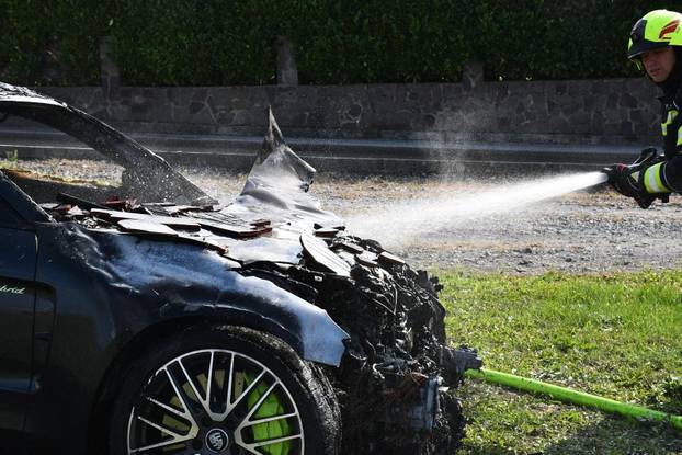 FOTO Izgorjeli skupocjeni auti kraj Požege: Viličarima ih iznosili da spriječe katastrofu