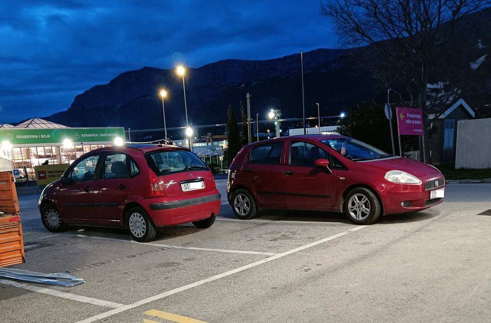 Golf 2 na 'struju', BMW zauzeo tri trake... Ovako samo Hrvati parkiraju. Bravo, pravi ste biseri