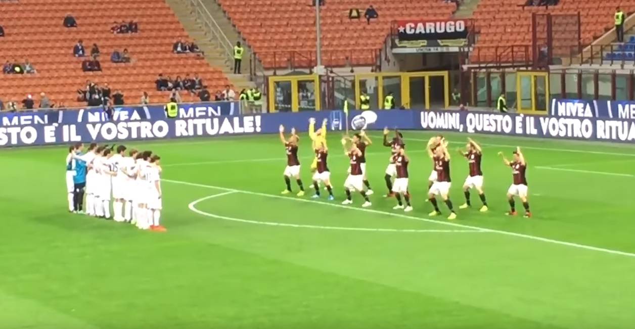 'Igrači' Milana prije utakmice plesali Haku, navijači bijesni