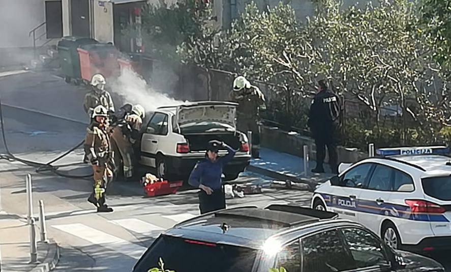 Video: Auto se zapalio u vožnji u Splitu, vozač je uspio izaći