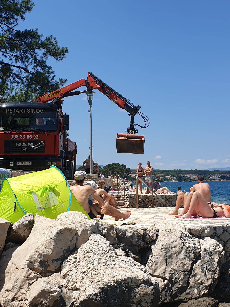 Počela sezona, a oni nasipavaju plažu. I to pred šefom Sabora!