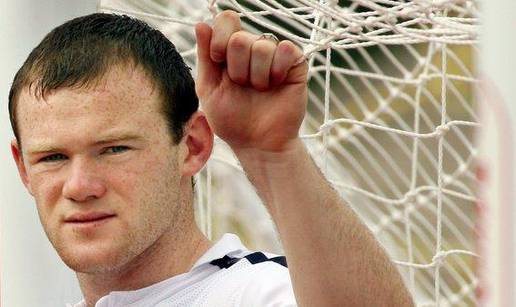 Wayne Rooney u ring nosi pojas Rickyja Hattona