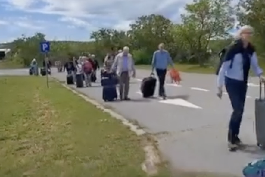 Turisti na Krku morali vući kofere do izlazne rampe jer je autobusima ulazak na aerodrom postao preskup