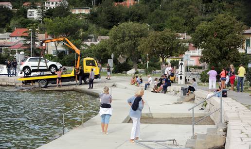 Pretjecao, sudario se s autom pa preletio preko glava kupača