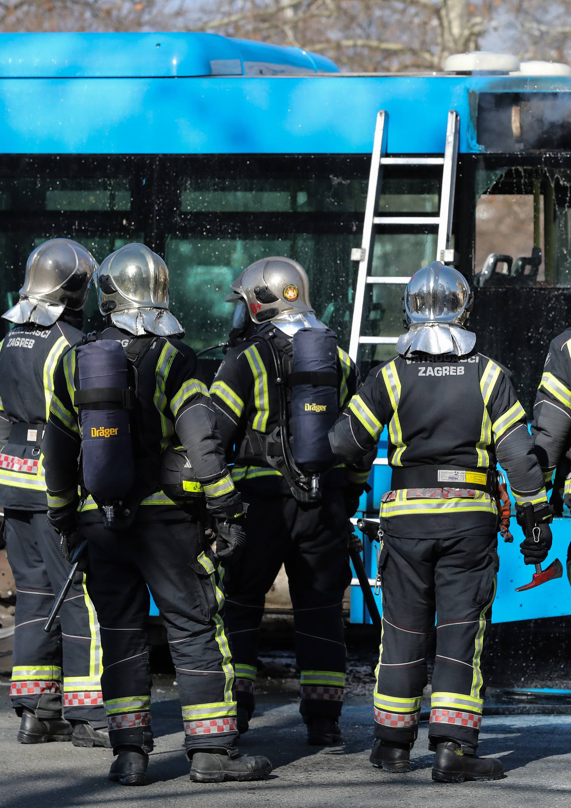 Zagreb: Vatrogasci ugasili poÅ¾ar na autobusu ZET-a na izlasku iz naselja Dugave