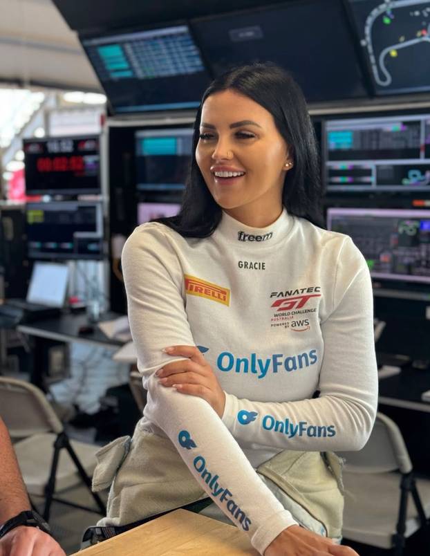Iz trkaćih automobila prebacila se na OnlyFans i 'diže' milijune