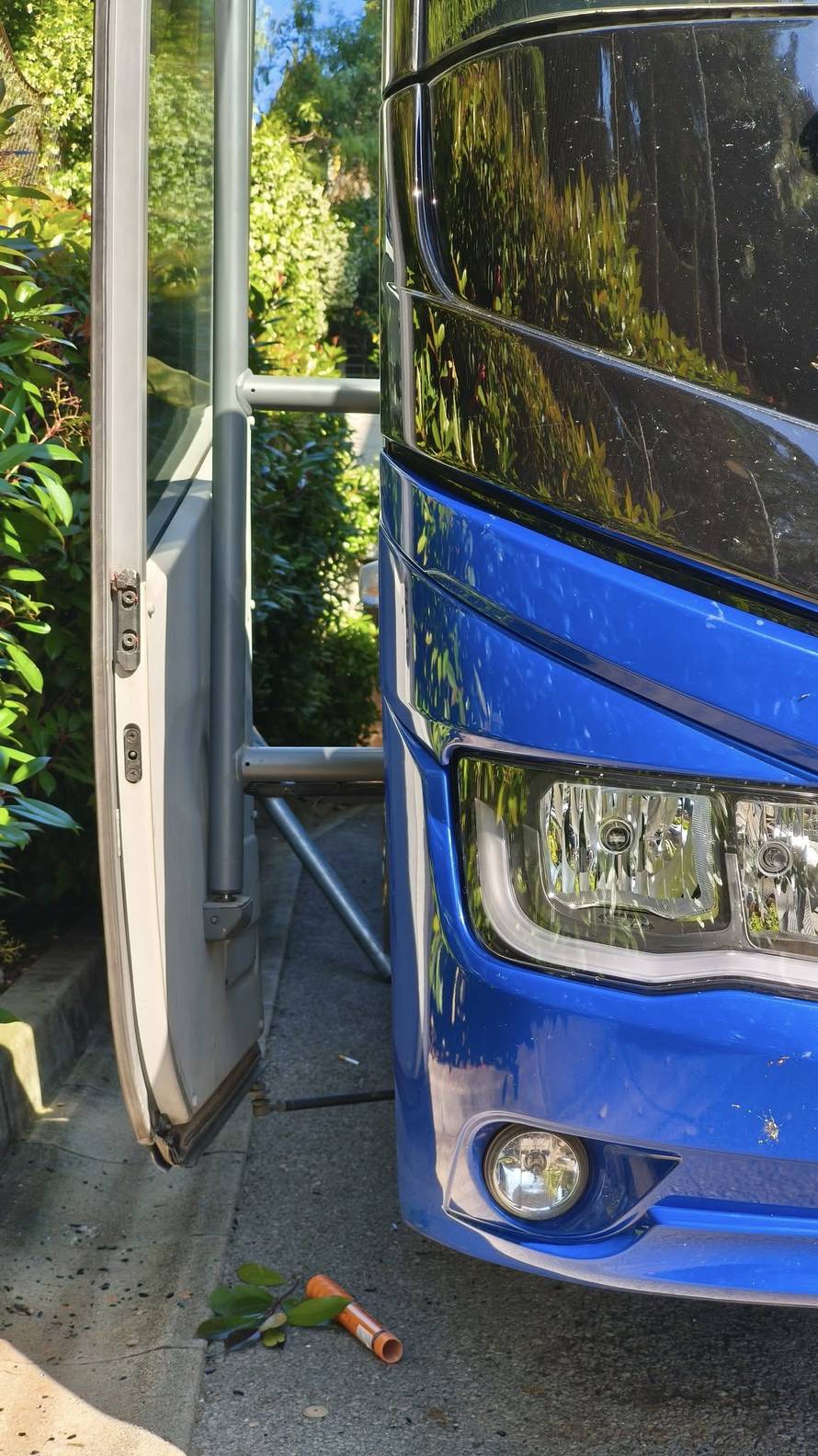 FOTO Divljaci u Opatiji bacali bengalke na prozore Slavenovih igrača! Razbili i staklo autobusa