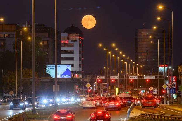 Puni mjesec nad Zagrebom