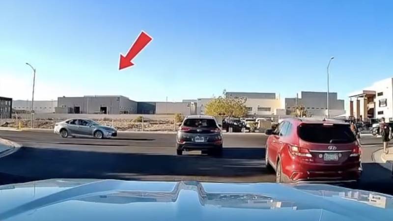 VIDEO Majku i dvoje djece na zebri u SAD-u skoro 'pokosio' auto: Živote im spasio cestar