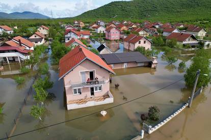 Pogled iz zraka na poplavljeni Gračac