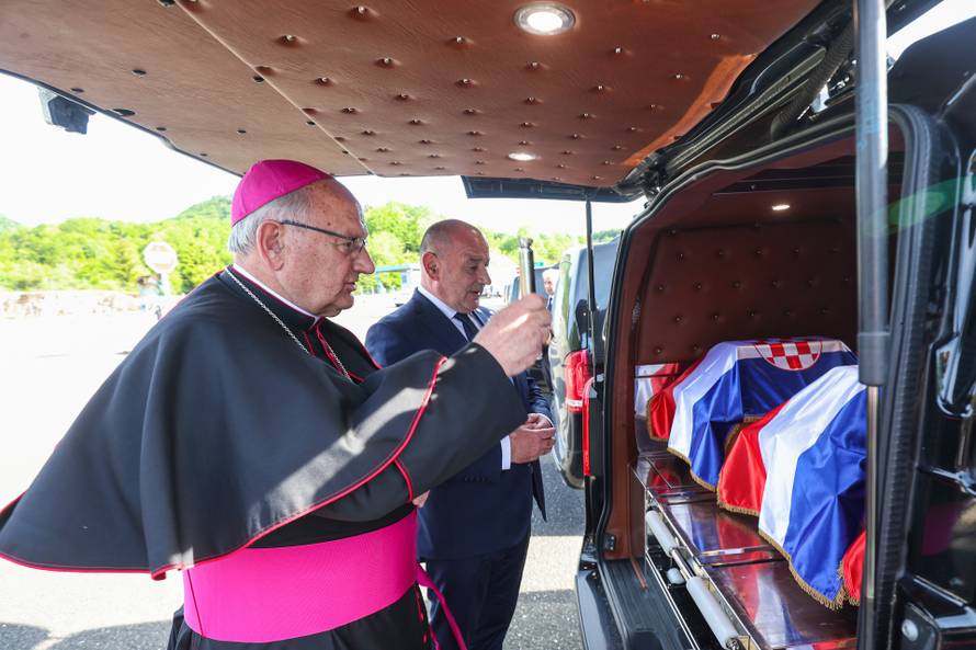 Na Grani?nom prijelazu Macelj održana je primopredaja posmrtnih ostataka hrvatskih žrtava izme?u Republike Slovenije i Republike Hrvatske