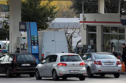 Šibenik: Zbog najavljenog poskupljenja goriva na crpkama se ponovno stvaraju velike gužve