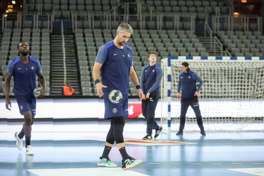 Zagreb: Zagrijavanje igrača uoči početka utakmice RK Zagreb i Paris Saint-Germain