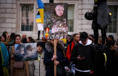 Prosvjed: Jajima zasuli rusko veleposlanstvo u Londonu