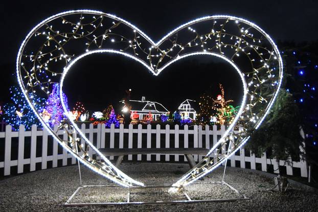 Grabovnica: Započela božićna čarolija svjetla obitelji Salaj