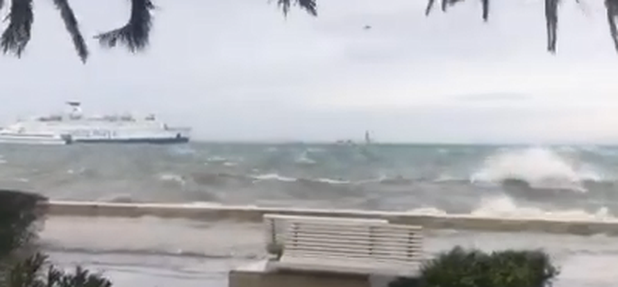 Hvar odsječen od kopna, valovi potapaju rive po cijeloj obali!