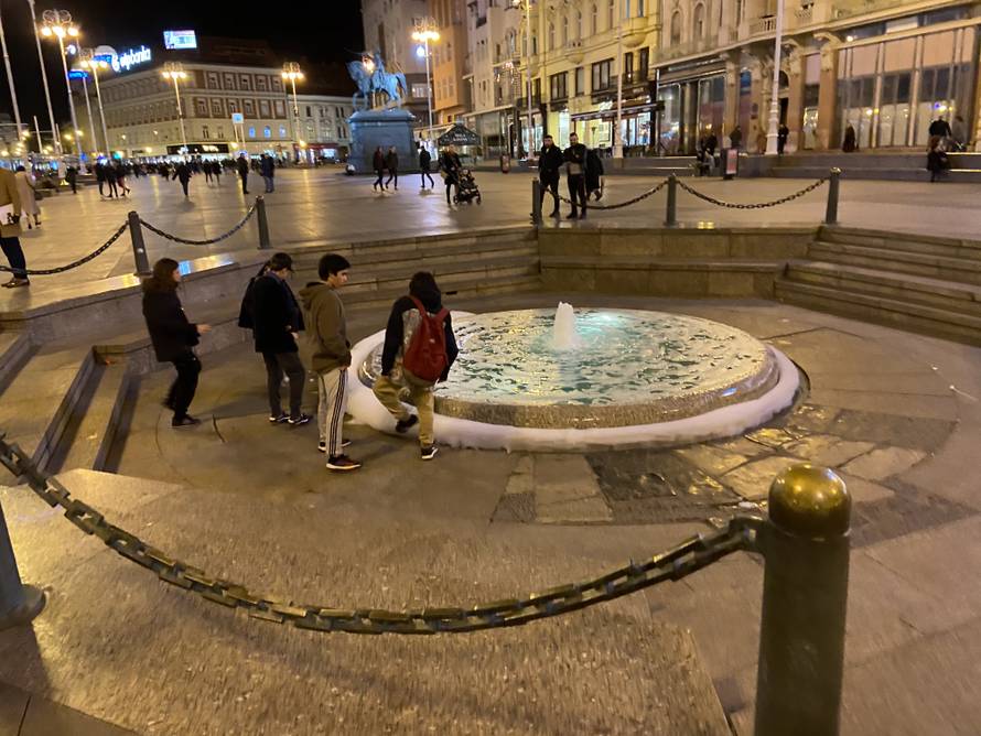 Vandali ubacili detrdžent u Manduševac, turisti se slikaju