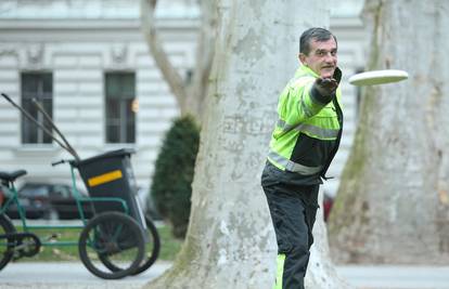 Kakva vještina! Pokazao dečkima kako se baca frizbi