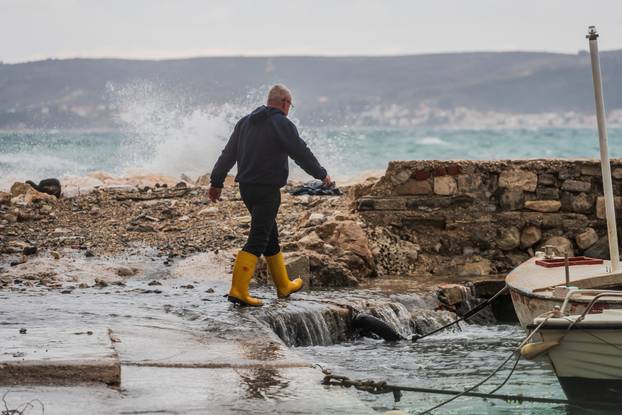 Olujno jugo u Kaštelima