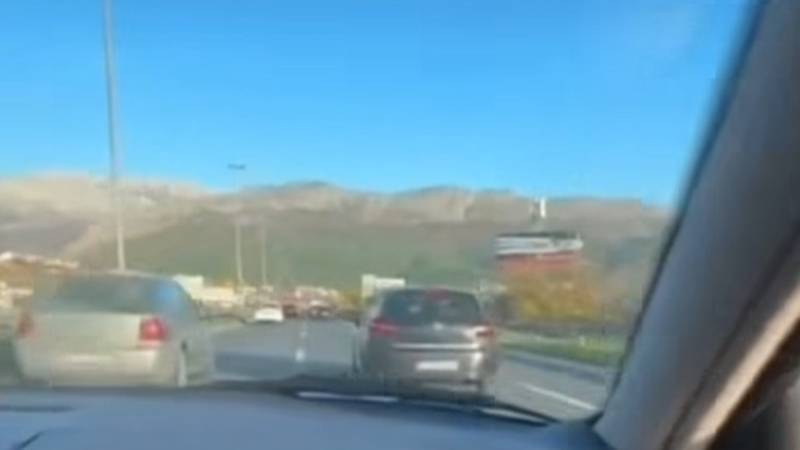 Suludi potez vozača kod Splita: između dva automobila, slučaj prijavljen policiji