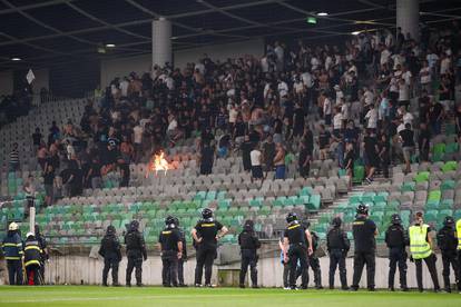 FOTO Pogledajte scene kaosa u Ljubljani: Vatra na tribinama, specijalci i tučnjave divljaka!