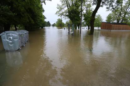 FOTO Vodostaj Korane i dalje je u porastu, ujutro je bila 829 cm. U obrani grada pomaže i vojska