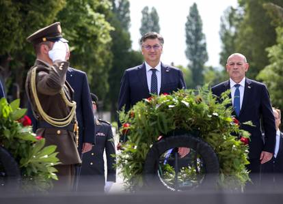 Zagreb: Na Mirogoju položeni vijenci povodom Dana Hrvatske vojske