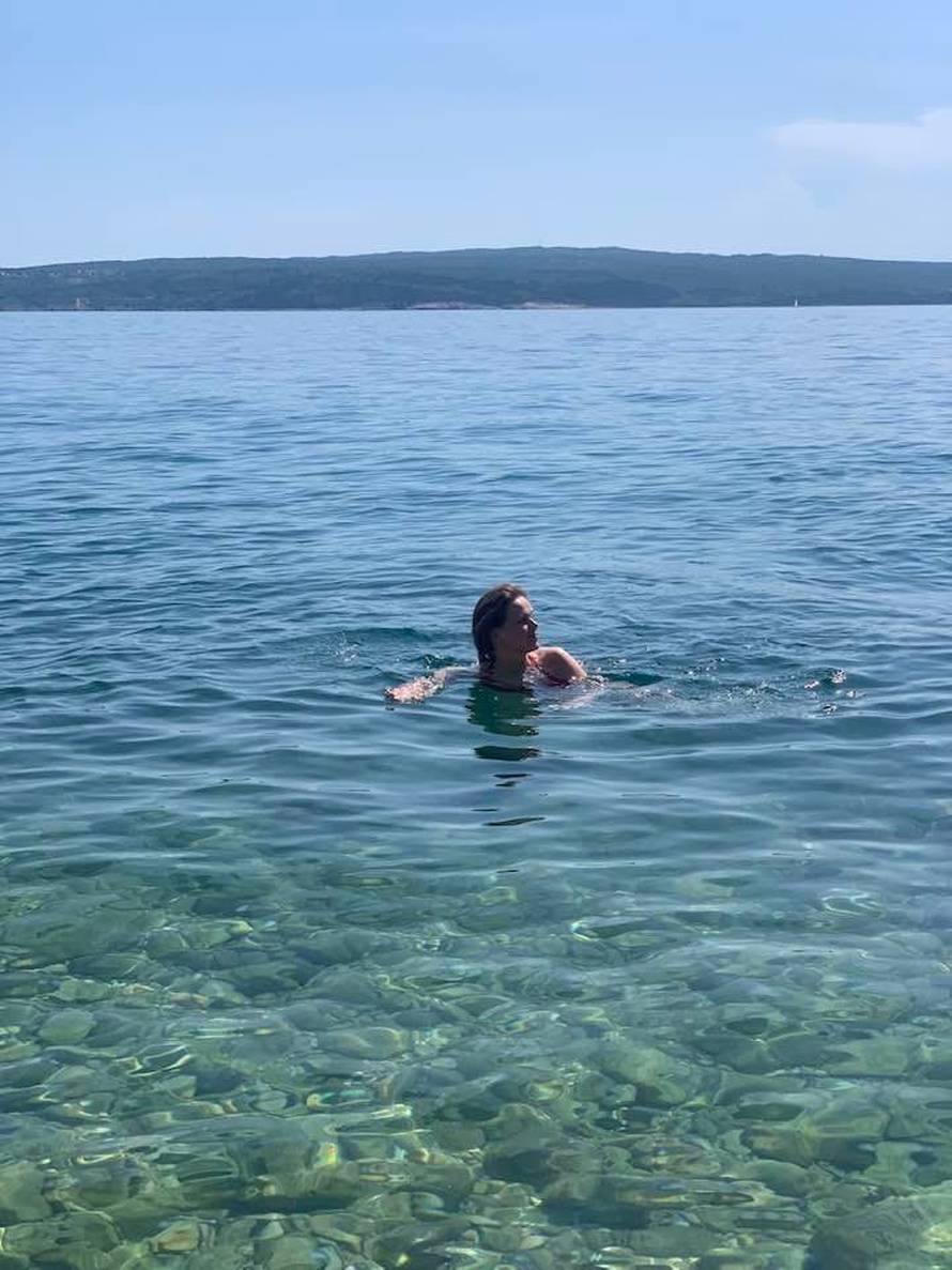 Sezona kupanja i vrućih fotki je otvorena: Domaće dame spremno poziraju u bikinijima