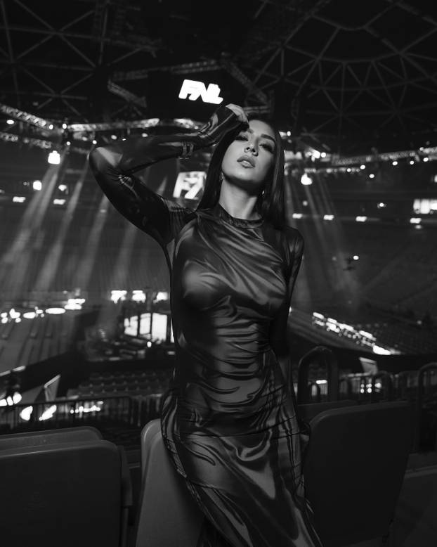 FOTO Hrvatica 'privodi' zvijezde FNC-a pred kameru, odjenula i dres Partizana: 'Neki će hejtati'