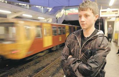 Dječak spasio slijepca koji je pao na tračnice pod vlak