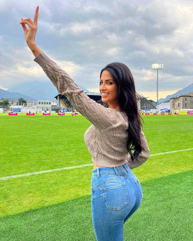 FOTO Modrićev suigrač ljubi 10 godina stariju bujnu voditeljicu