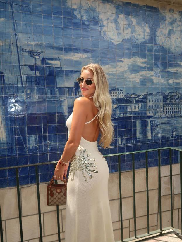 FOTO Kratka haljina i zavodljivi pogled. Ovako je najljepša nogometašica uplovila u 2026.