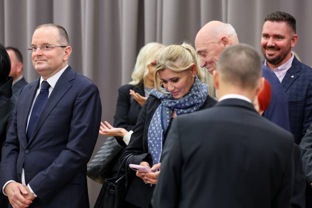 Zagreb: Zoran Milanović uručio odlikovanja i priznanja zaslužnim pojedincima i organizacijama iz područja kulture, znanosti, sporta i gospodarstva