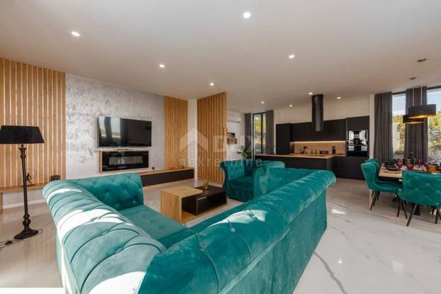 Pogodite koliko košta: Dvojna vila u blizini Novalje ima bazene, roštilj i teniski teren...