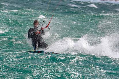 Kajteri i surferi uživaju u svojim izvedbama u valovitom moru