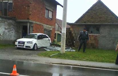 Vozač se autom zabio u zid kuće i stup te poginuo