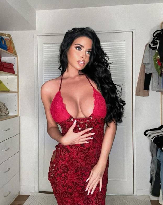 Ona je kraljica oblina! Nekad je trčala za loptom, a danas za njom trče milijuni fanova...