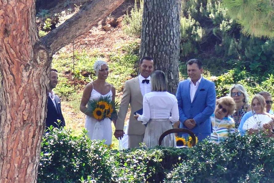 Na prvom vjenčanju Ana Gruica nosila je čipkastu kapicu na glavi, a u ruci buket suncokreta