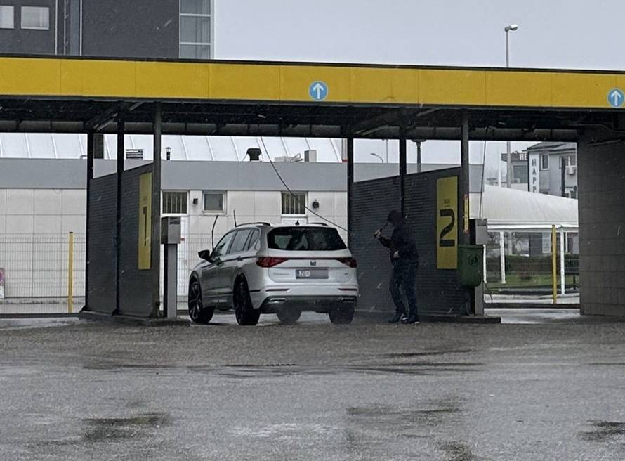 FOTO Zagrepčanin prao auto usred oluje: Apokalipsa može čekati, felge su prioritet...