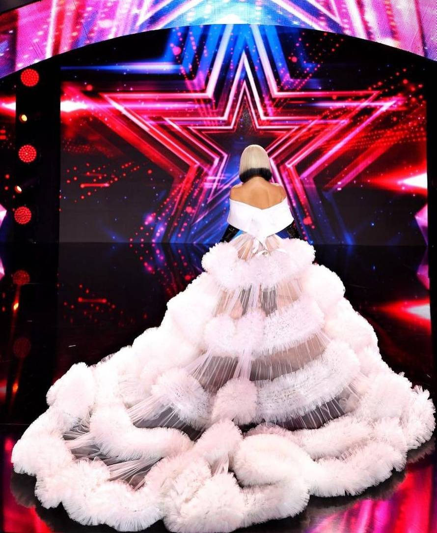 Maja Šuput raskošnom suknjom pomela scenu 'Supertalenta'