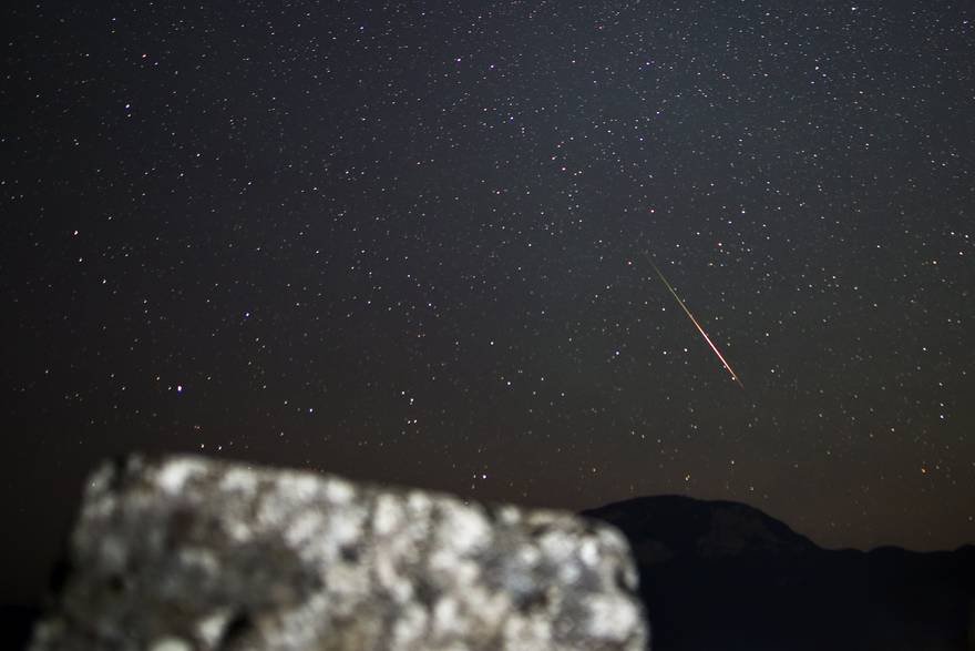 Suze Svetog Lovre ili Perzeidi iznad nekropole stećaka na planini Bjelašnici