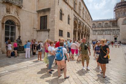 U Dubrovnik dolazi sve više turista, a počele su i prve gužve