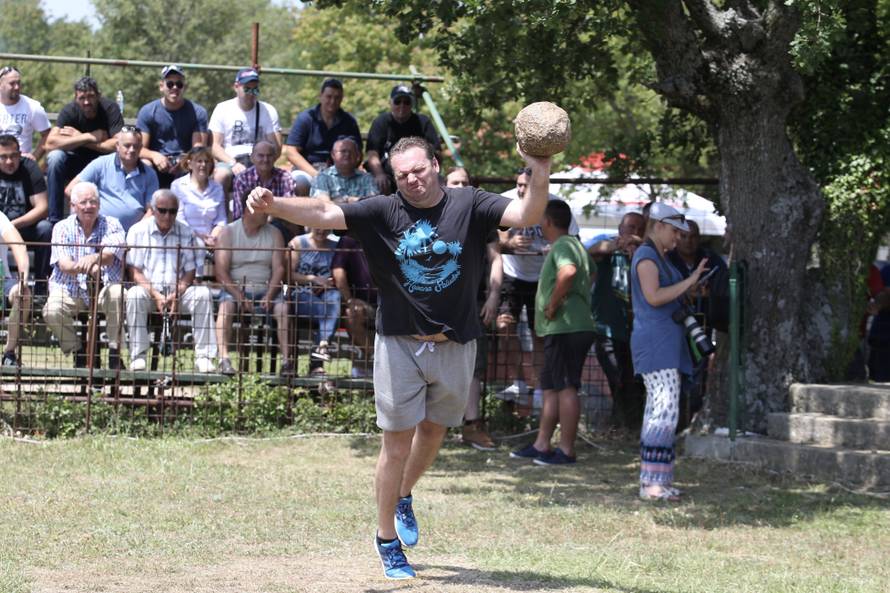 Pobjednik Medo pobjegao preko ograde, ljudi su bježali od njega