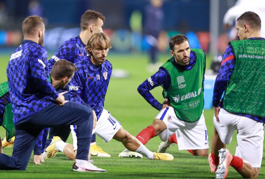 Zagrijavanje nogometaša Hrvatske i Francuske uoči početka utakmice