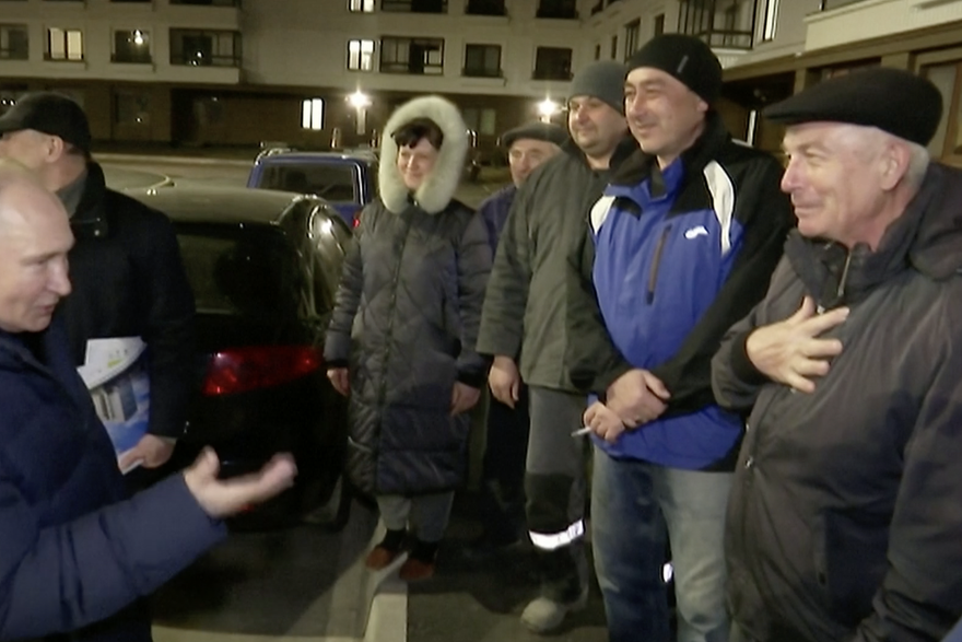Putin priča s građanima u Mariupolju