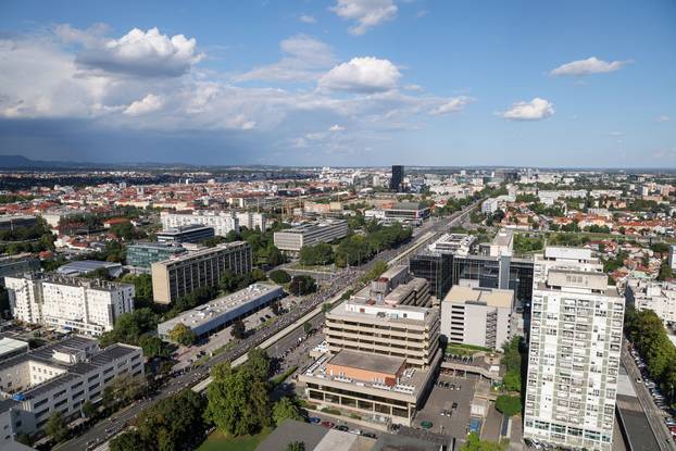 Zagreb: Pogled s visine na svečani vojni mimohod u povodu 30 godina VRO Oluja