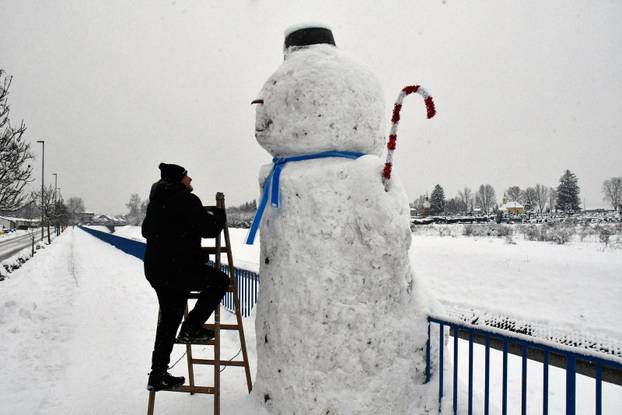 VIDEO Još jedan mega snjegović niknuo u Slavoniji. Visok je tri i pol metra i postao hit u Brodu