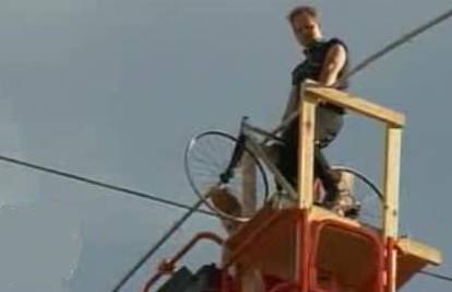 Akrobat oborio rekord u vožnji bicikla na žici