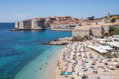 Gradske plaže u Dubrovniku su pune kao da je vrhunac sezone