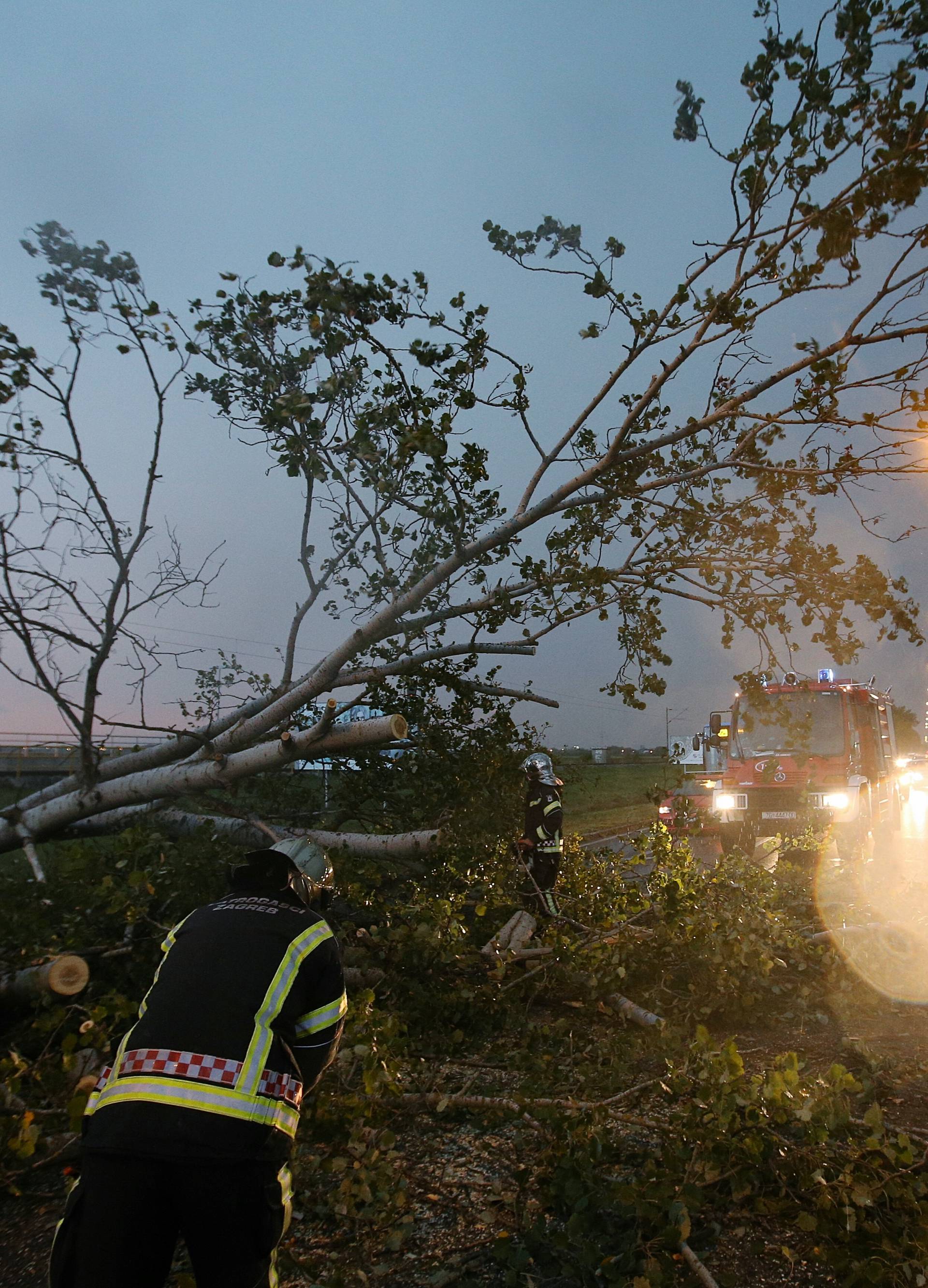 Jak vjetar čupao stabla, valovi u Selcu napola potopili brodicu